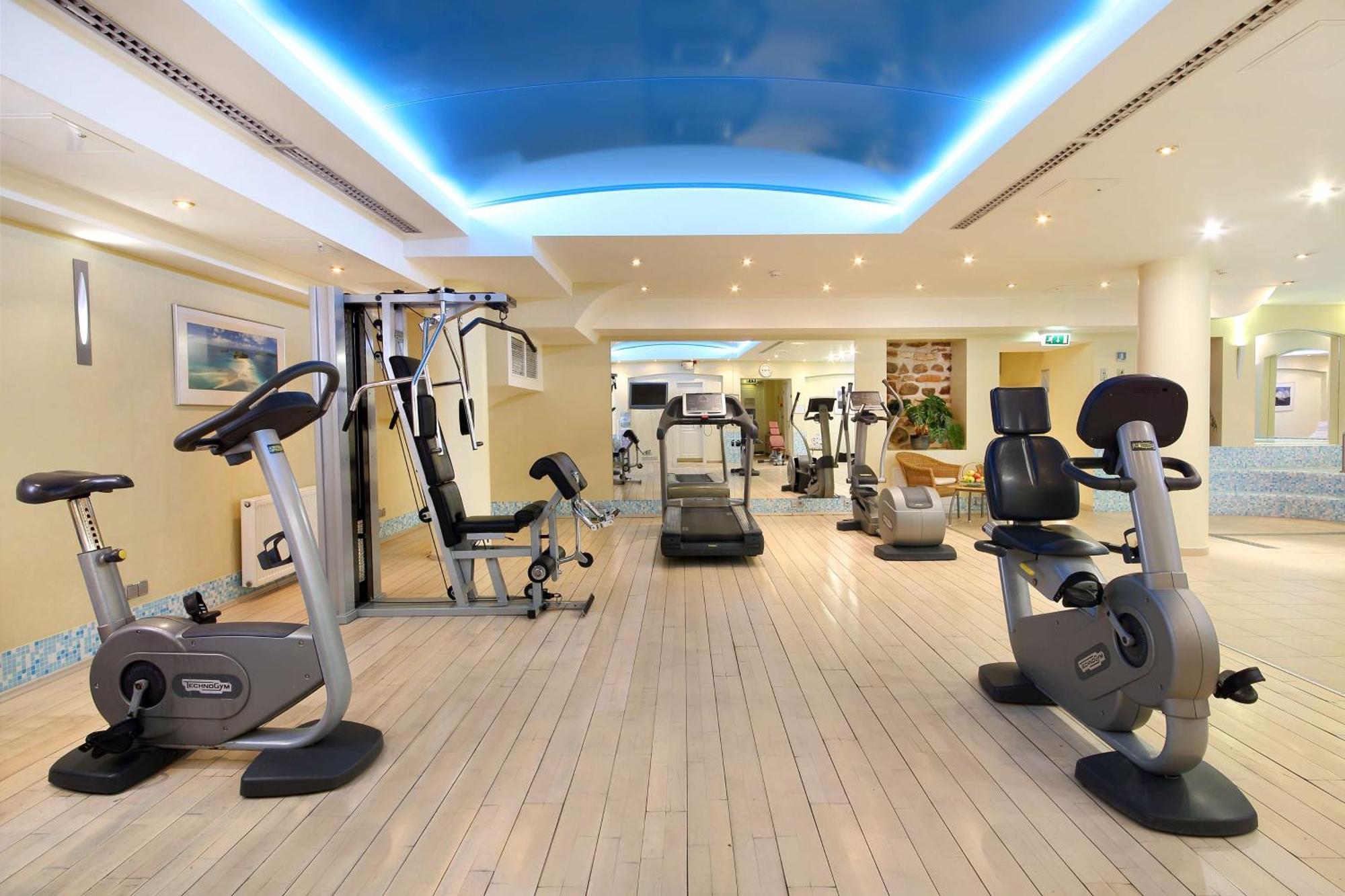 Radisson Collection Astorija Hotel, Vilnius Exterior photo A gym at a hotel