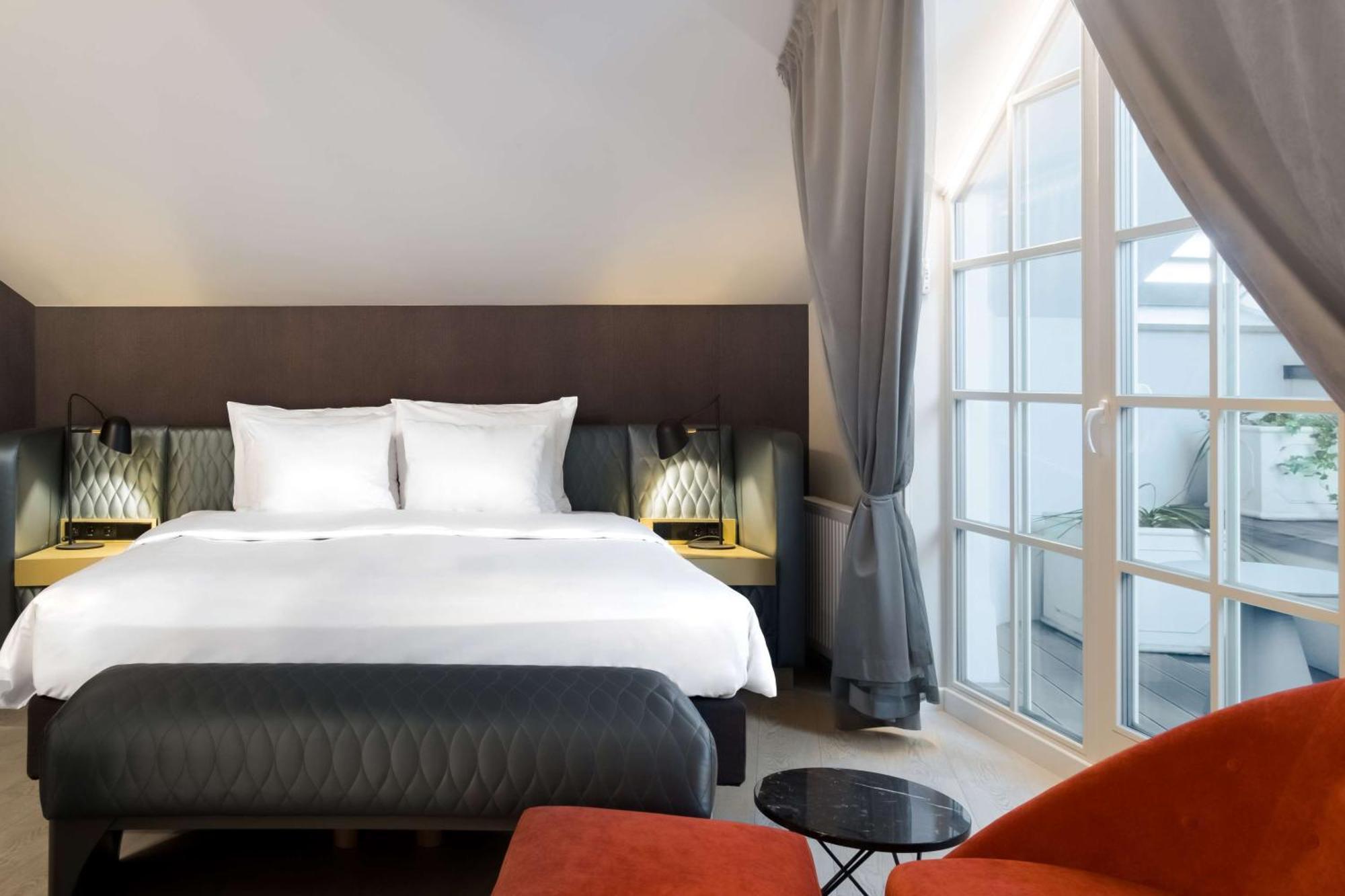Radisson Collection Astorija Hotel, Vilnius Exterior photo A room at the hotel